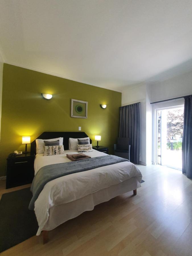Langholm Hotel Уолфиш-Бей Экстерьер фото