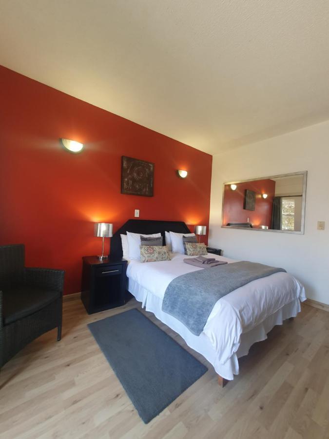 Langholm Hotel Уолфиш-Бей Экстерьер фото