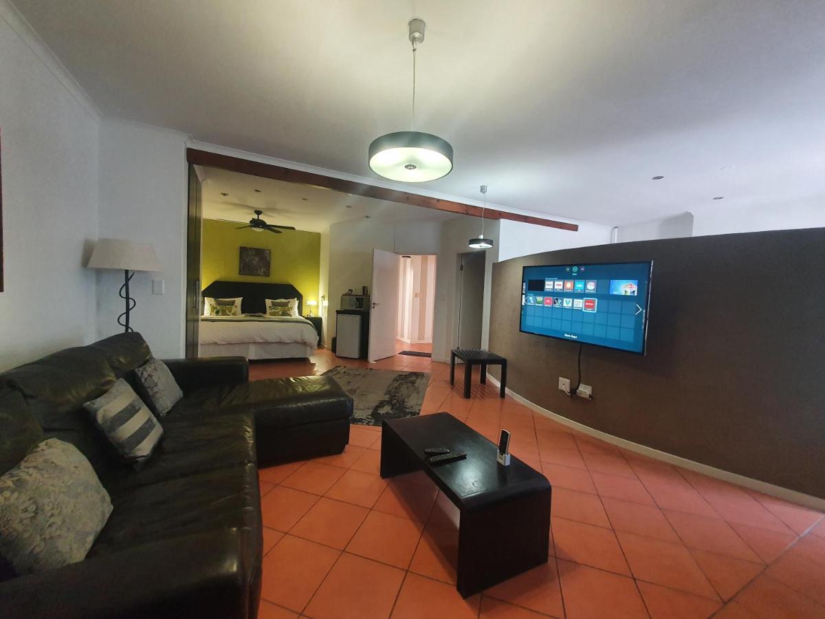 Langholm Hotel Уолфиш-Бей Экстерьер фото