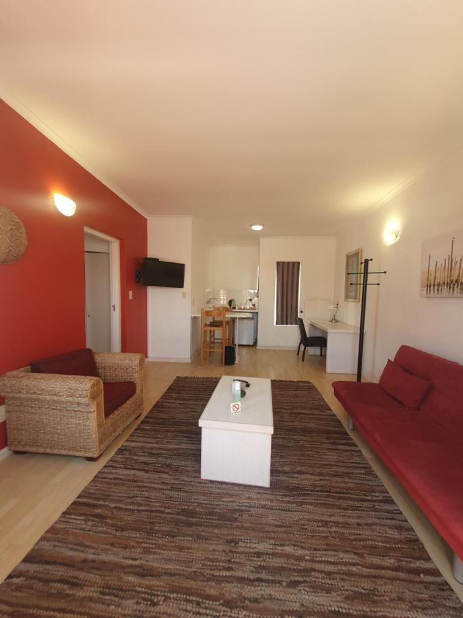 Langholm Hotel Уолфиш-Бей Экстерьер фото