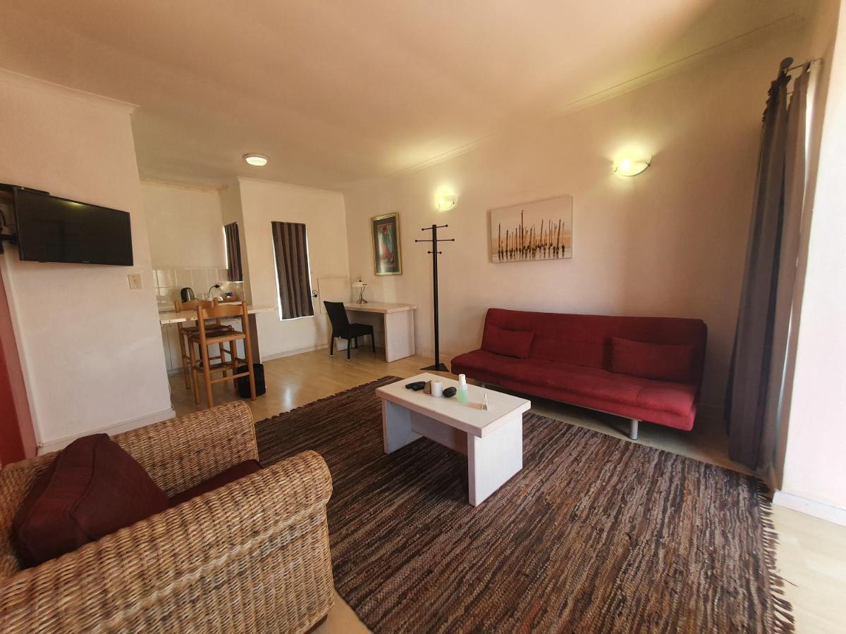 Langholm Hotel Уолфиш-Бей Экстерьер фото
