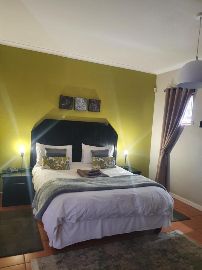 Langholm Hotel Уолфиш-Бей Экстерьер фото