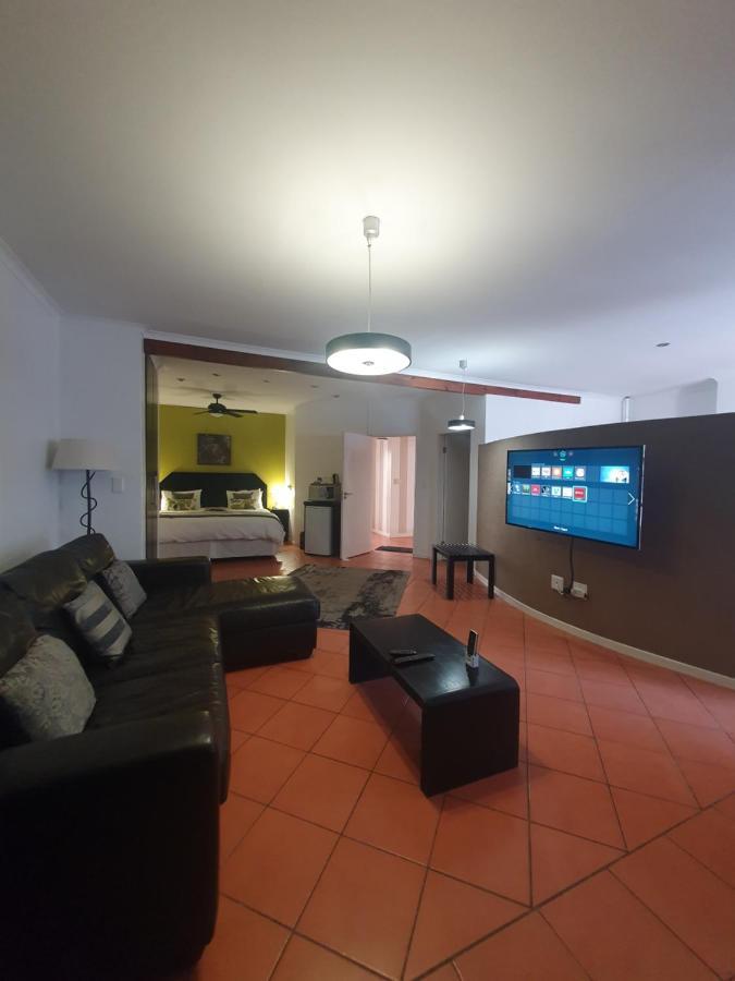 Langholm Hotel Уолфиш-Бей Экстерьер фото